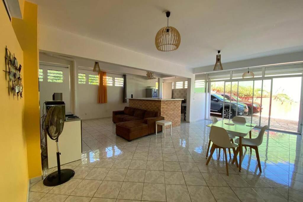 Charmant Appartement Avec Piscine Le Robert Exterior foto